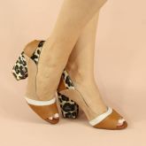 Scarpin Tricolor Aberto Salto Bloco 7 cm