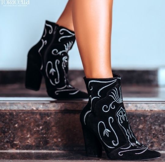 Bota Torricella Napa Preto Bordado Cano Curto Referência: C65017