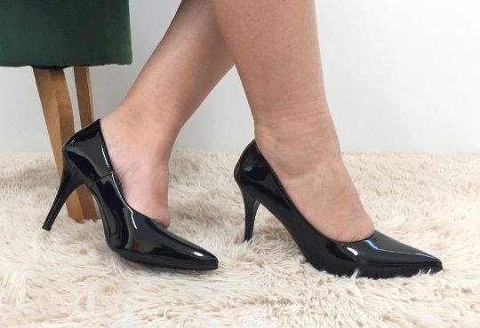 Scarpin Preto Verniz Bico Fino Salto 9 cm