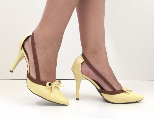 Scarpin Confort Amarelo Tira Lateral Laço Salto 7 cm