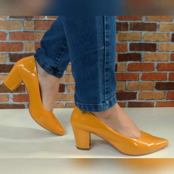 Scarpin Microgel Mostarda Verniz Salto Bloco 5 cm