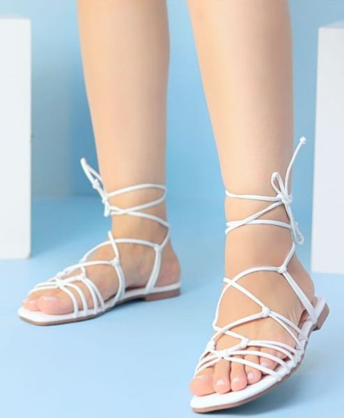 Sandália Rasteira Off White Blogueira com Tiras Amarração