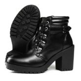 Bota Preta Tratorada Couro Sintético salto 7 cm com cadarço