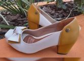 Scarpin Tubarão Microgel Mostarda com Branco Fosco Salto 4 cm