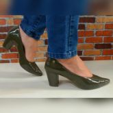 SCARPIN CONFORT SALTO BLOCO 7CM LUAMY VINIL VERDE ESCURO